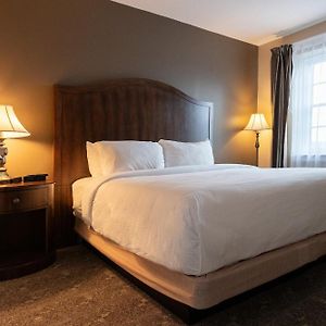 Deluxe  One-Bedroom King Suite Mobility accessible